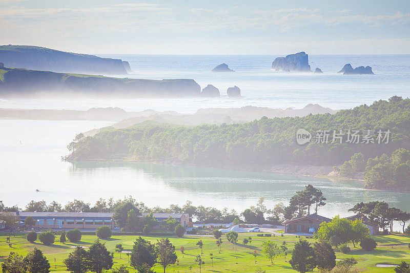 Mogro estuary。高尔夫球场Abra del Pas, Mogro, Cantabria